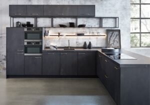 Zwarte keuken met stoere uitstraling inclusief metalen keukenaccessoires