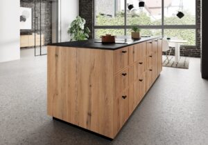 Kookeiland met houtlook in landelijke keukenstijl