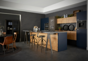 stoere woonkeuken, houtlook keuken, donkere kleuren